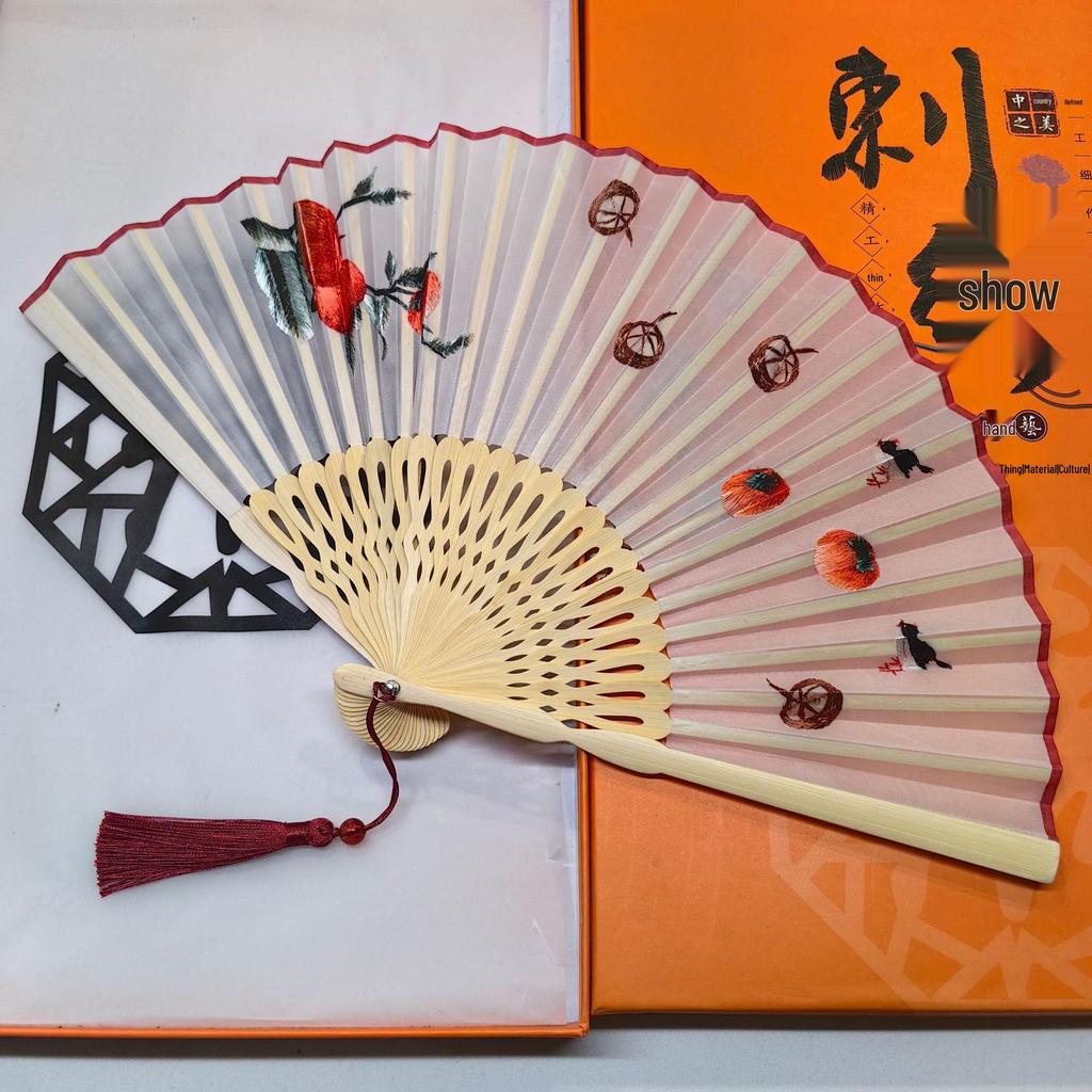 Składany wachlarz z haftem dwustronnym Old Changmen Suzhou: Starożytny Styl Cheongsam dla Kobiet