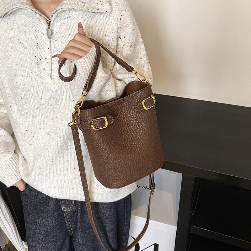 Retro bucket bag women's autumn and winter new casual simple texture messenger bag fashionable commuter shoulder bag women
