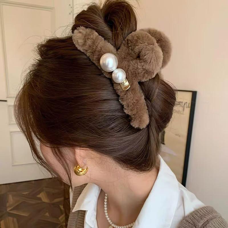 

Cute Exquisite Large Plush Shark Claw Clips 12-13cm Fuzzy Pearl Decor Winter Hair Clips For Women Thick Hair Back Of Head темно-коричневого