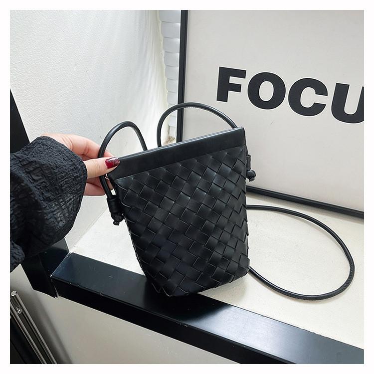 IELGY Simple All-Match Messenger Bag Exquisite Woven Bucket Bag