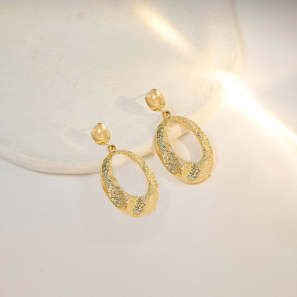 

Минималистичные металлические серьги с геометрическим эллипсом золотой