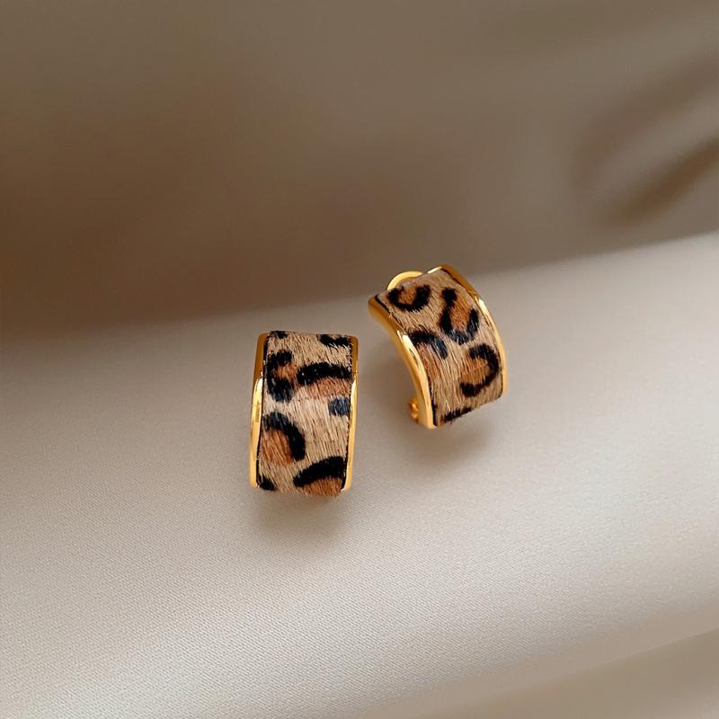 Luxury Retro Leopard Print C-Shaped Hoop Earrings For Women Elegant Metal C-Ring Hollow Earrings Gothic Charms Jewelry Gifts