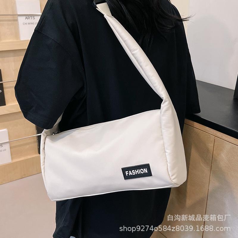 Nylon small bag women's 2025 new casual lightweight messenger bag fashion sports shoulder bag simple commuter bag