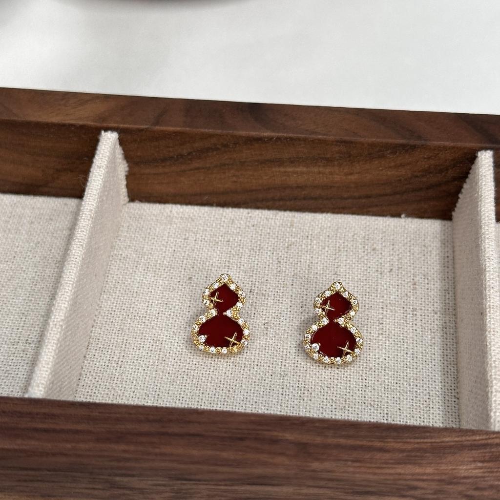 New Chinese-style white red gourd light luxury stud earrings 2025 great-looking earrings are suitable for Chinese New Year