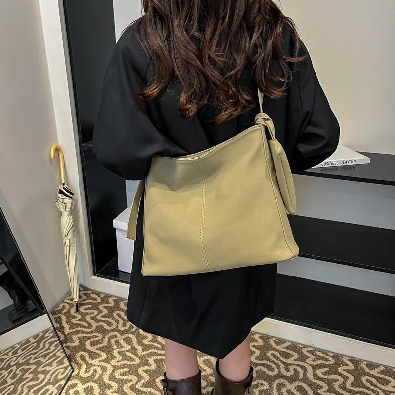 

High value single shoulder women s bag, simple solid color commuter oblique span bag, fashionable portable soft leather bag 33*12*27 світло-зелений колір