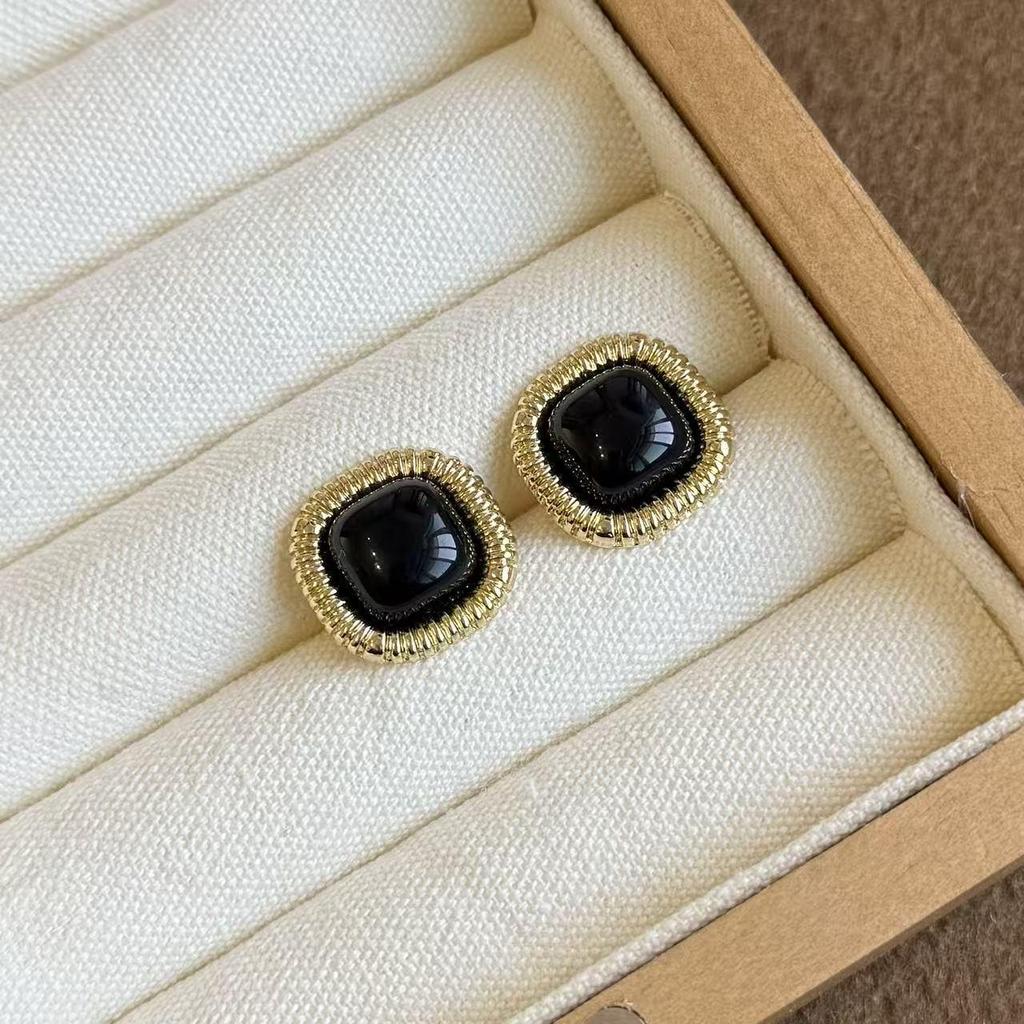Melanoid 2025 Retro Light Luxury Earrings: Autumn/Winter High-End Temperament Jewelry for Women