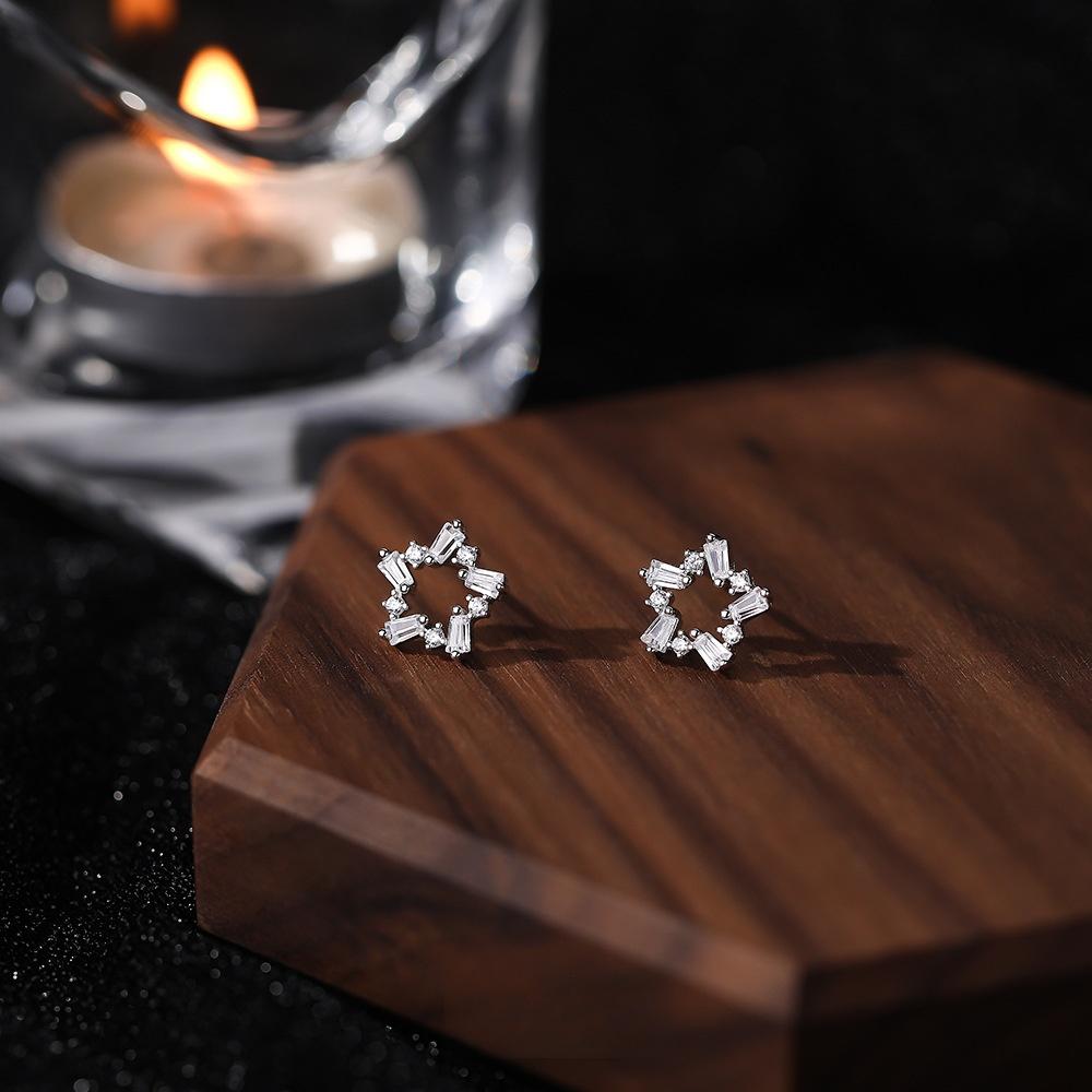 

Милые, свежие, простые и роскошные серьги-звездочки белый