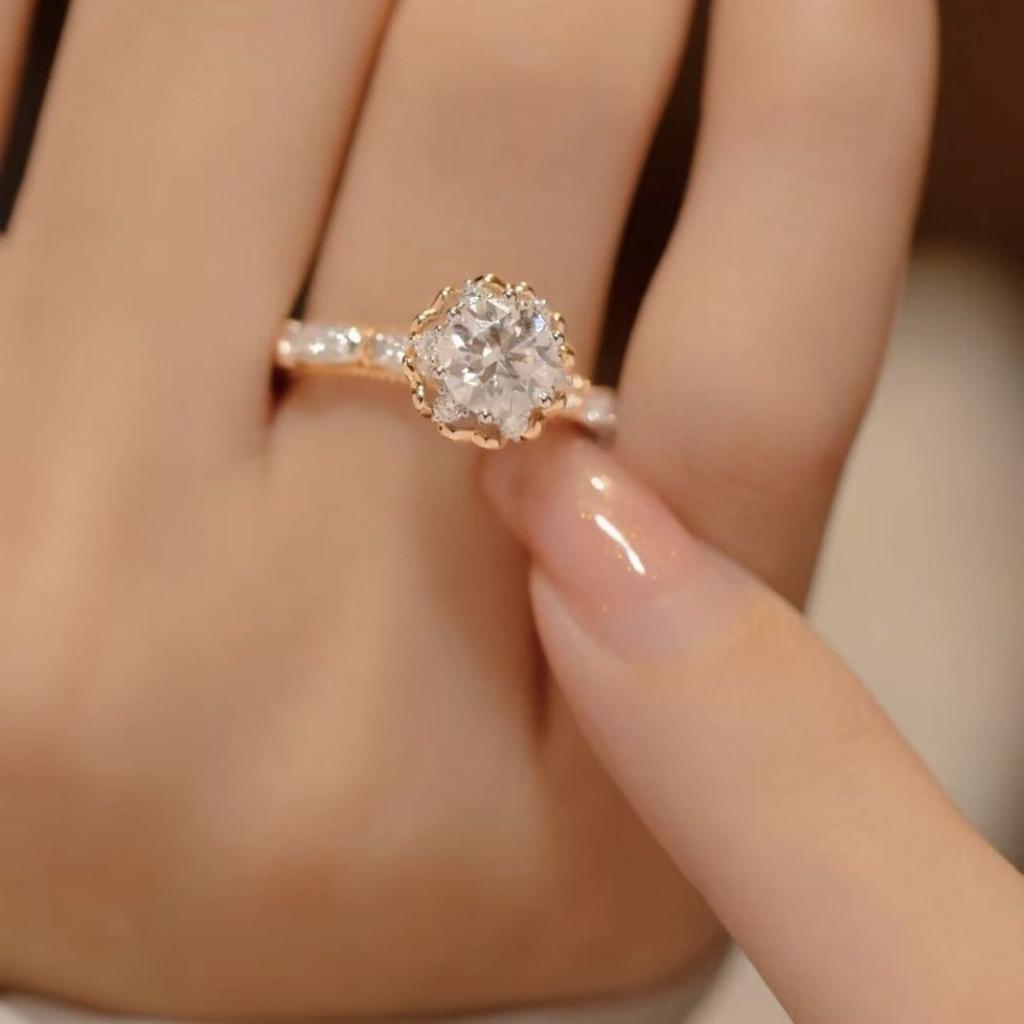 1Pc Fashionable Rose-shaped Ring, Inlaid with Synthetic Zircon, Fashionable and Simple Style, Daily Wear