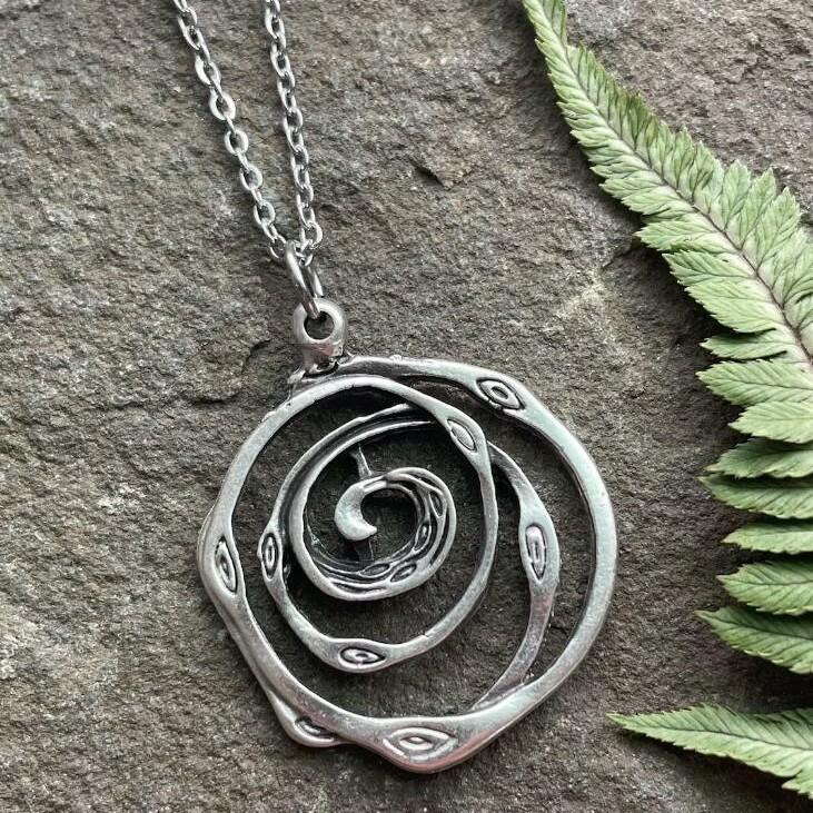 Vintage Geometric Alloy Pendant Necklace For Women With Hollow Circles And Bat Motif