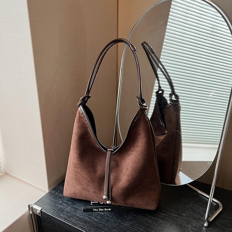 Women's Bags Are Popular Today, with High-capacity Single Shoulder Texture. New Casual Trend Commuter Tote Bag.