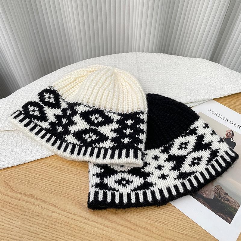 New Retro Color Blocked Rhombus Plaid Knitted Woolen Hat Autumn and Winter Face Showing Small Baotou Cold Hat Warm Hat