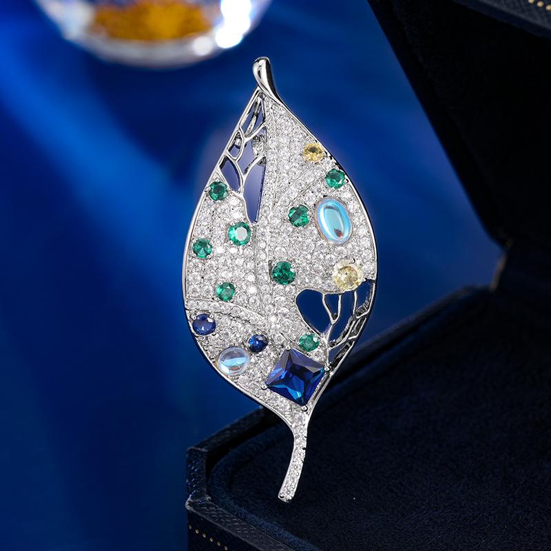 

Высококачественная женская брошь в виде листа, инкрустированная цветным цирконием, легкая роскошная корсажная застежка для блейзера серебряный
