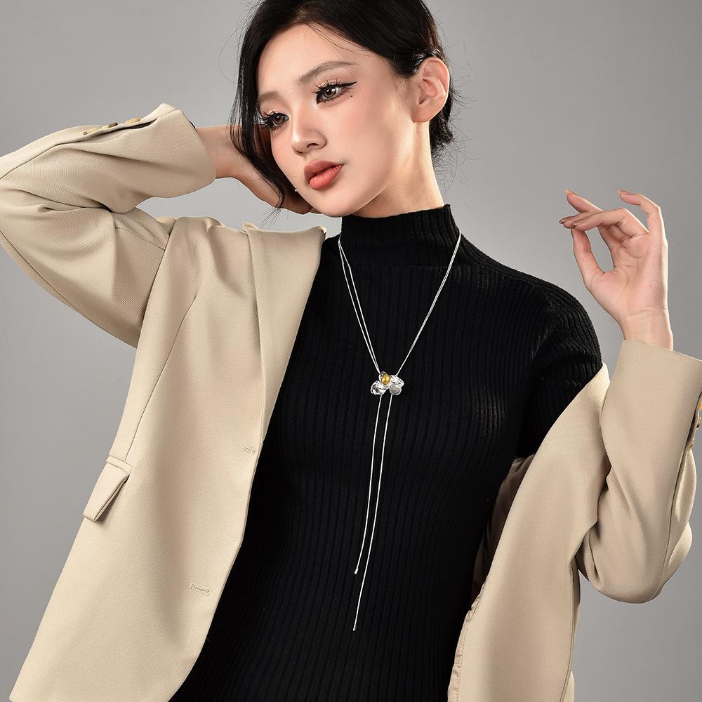 Autumn And Winter Temperament Pull-Out Two-Color Flower Sweater Chain Personalized Rose Long Necklace Women'S Accessories Batch