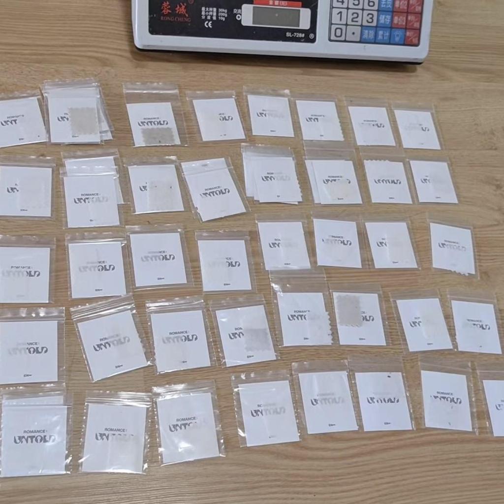 Stoffstück, getragen von ENHYPEN, von UNTOLD