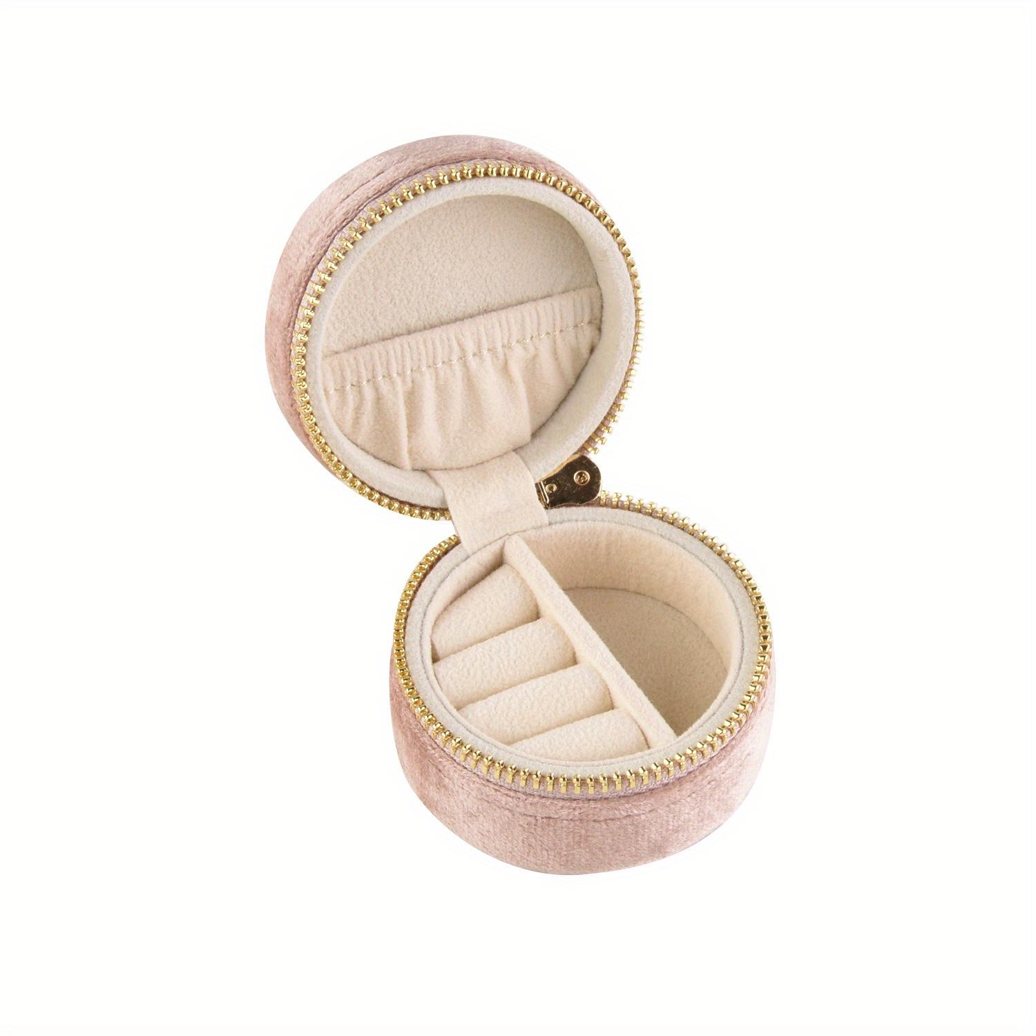 

Маленькая круглая бархатная коробочка для кольца (Мини и Портативный) - Идеально для хранения колец и ювелирной упаковки Pack of 1