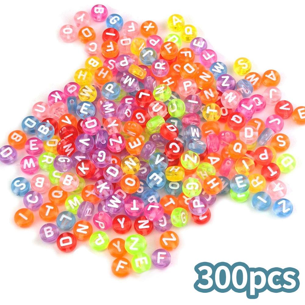 100/300/500 Stück Durchscheinende Bunte Runde Acryl Alphabet Perlen 4x7mm Weiße Buchstaben A-Z Perlen für Schmuckherstellung und DIY Armbänder, Halsketten