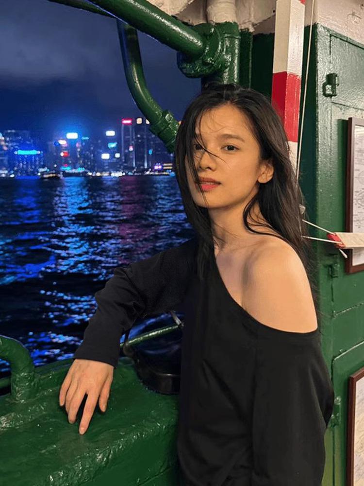 Elegant White One-Shoulder Long-Sleeve Loose-Fit Women's Autumn/Winter Top