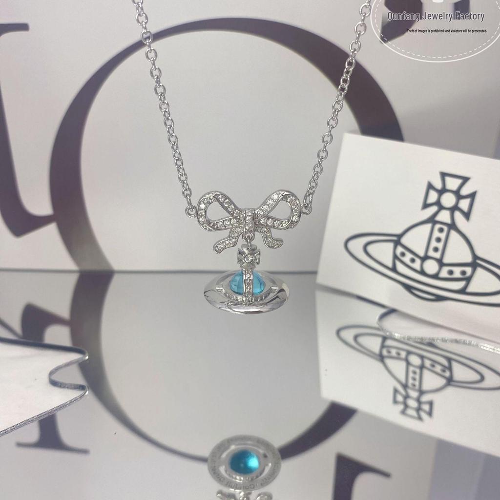 Vivienne Westwood Rosa rosett Orb halsband: Damernas Högkvalitativa 3D Saturnus Nyckelbenskedja med Basketbollberlock.