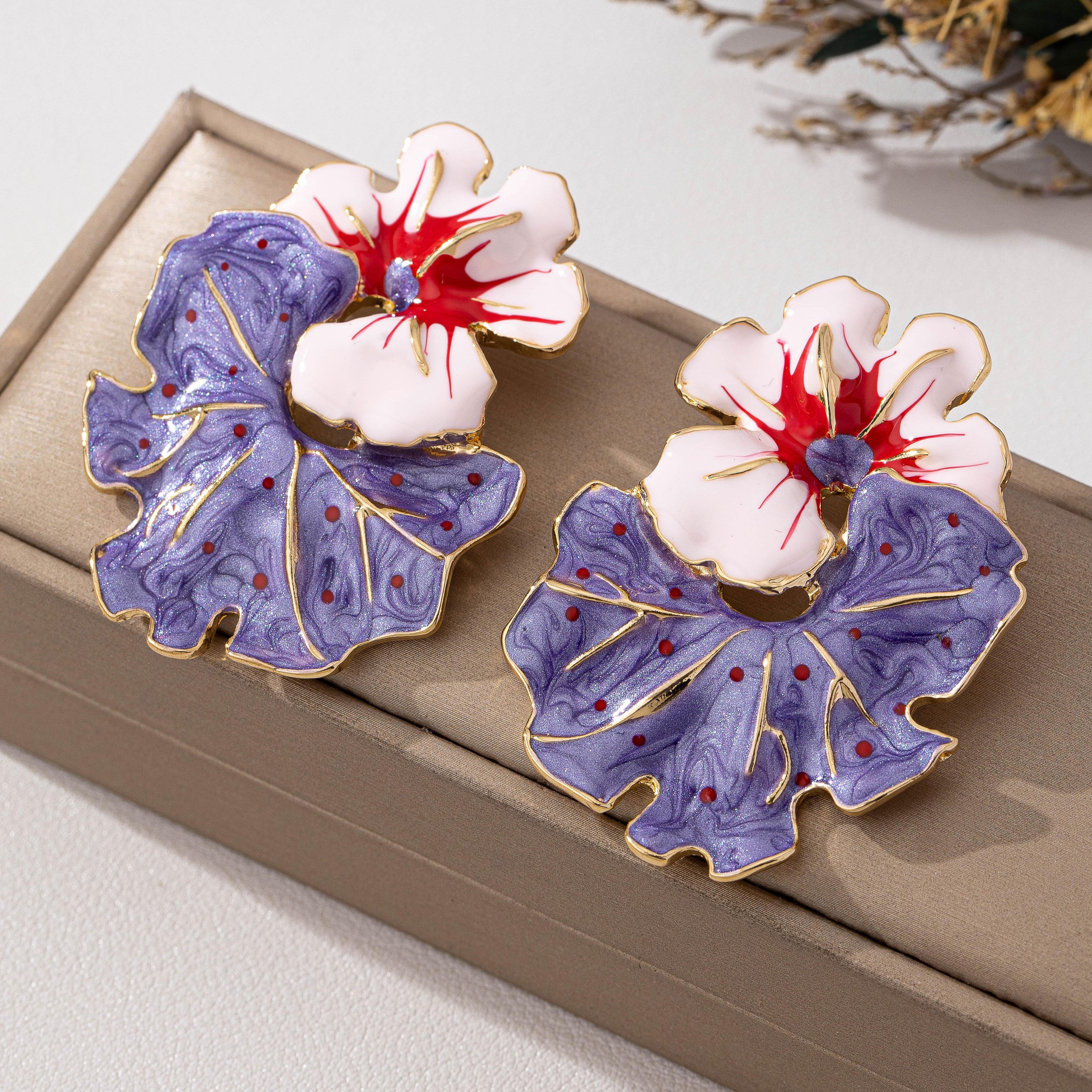 

Европейский и американский стиль легкая роскошь стиль горошек листья с масляным блеском фиолетовые цветы серьги отпуск путешествия Циркон фиолетовый