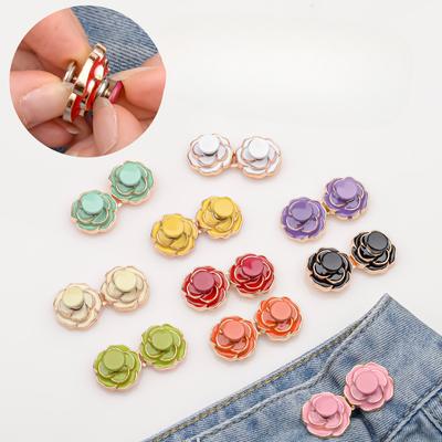 Bottone a forma di fiore di camelia per stringere la vita dei jeans, uno strumento indispensabile per stringere la vita. I Pantaloni Sono Cuciti e Staccabili con Un Bottone Fisso