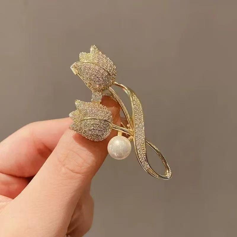 Elegant Retro Tulip Pearl Tassel Brooch for Women – High-End Qipao & Jacket Accessory