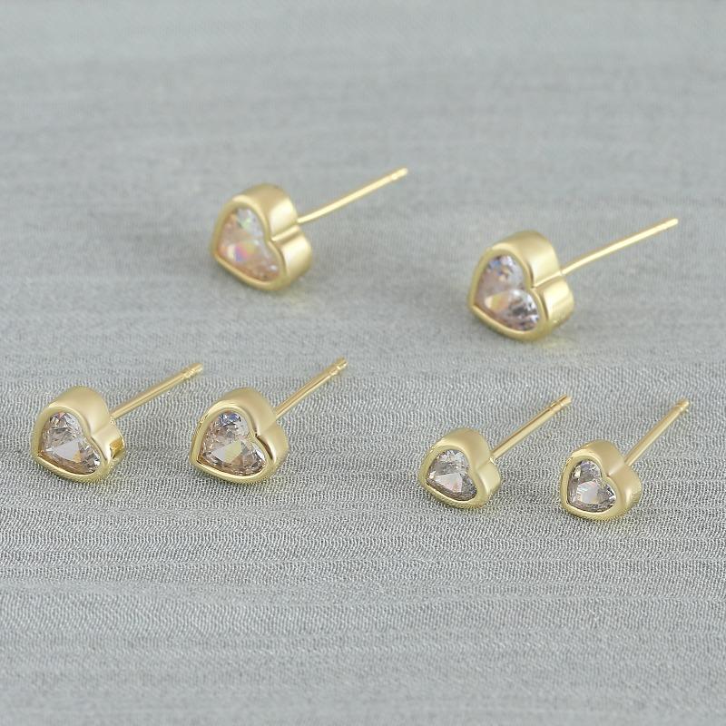 Exquisite Heart-shaped Love Earrings, Elegant and Versatile Accessories. Minimalist and Adorable Ear Studs.