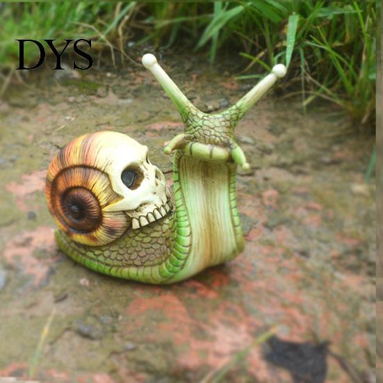 Lifelike Snail Sculpture Halloween Skull Statue, Gothic Home Decor, Creative Resin Crafts Gifts Ornaments for Outdoor Garden Patio Lawn Porch Desktop
