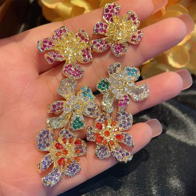 Orecchini a bottone primaverili ed estivi Orecchini a fiori colorati Orecchini a forma di zircone leggermente intarsiati Orecchini da sposa per donna