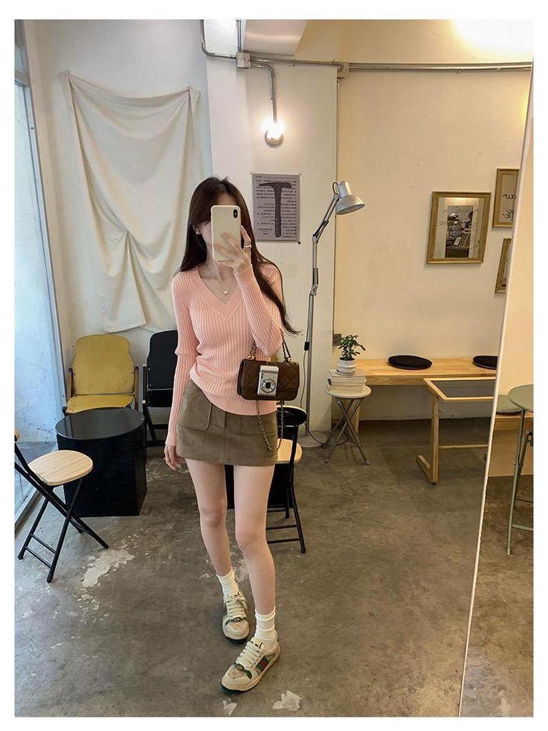 Chic V-neck Slim-Fit Long-Sleeve Knit Sweater for Women - Perfect for Autumn and Winter.