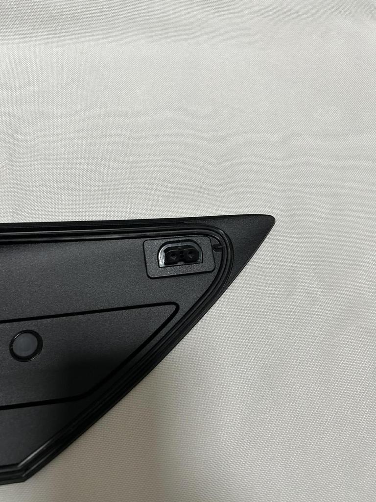 Kryt ozdobného panelu levého nabíjecího portu Tesla Model 3/Y (1448300, 1518783-00)
