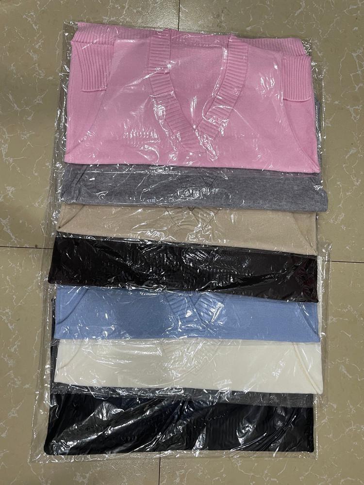 Dámská přiléhavá bezrukávová vesta se svetrovým úpletem s výstřihem do V - Nový jarní pletený top