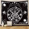 Gotische Totenkopf-Wandbehang mit Mondphasen an der Wand eines Hauses