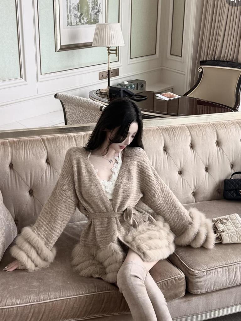 Lazy & Charming Women's V-neck Knitted Cardigan with Fox Fur - 2025 Autumn/Winter Collection
