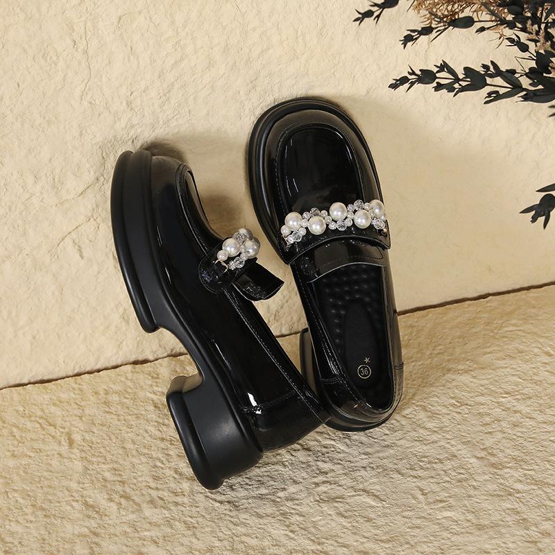 

Туфли-лодочки с мелким вырезом, много декоративных элементов, маленькие кожаные туфли в ветреном стиле, толстая подошва, жемчужные женские туфли на платформе, женские 40