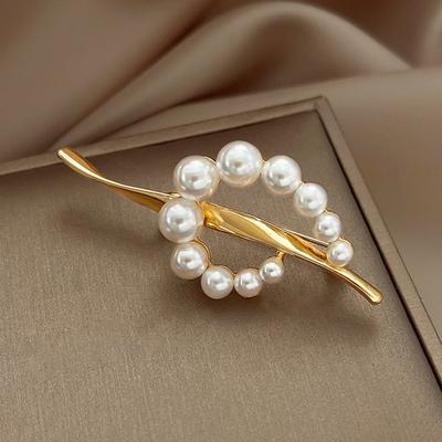Französische Perlenbrosche für Damen, die einen Hauch von hochwertiger Eleganz und Raffinesse ausstrahlt. Trendige und exquisite Anzugbrosche-Accessoires.