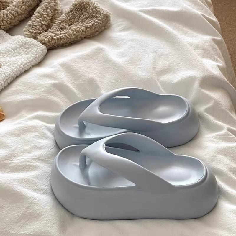 Slippers women summer wear flip-flops thick bottom heightening new non-slip deodorant seaside beach bathing stepping on shit feeling