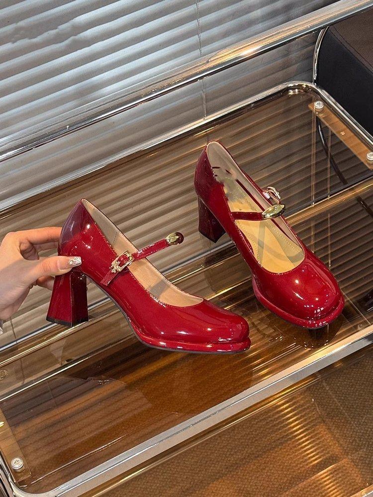 Vintage Mary Jane shoes women's 2025 new French square head patent leather one-word buckle with thick heel single shoes fashion high heels