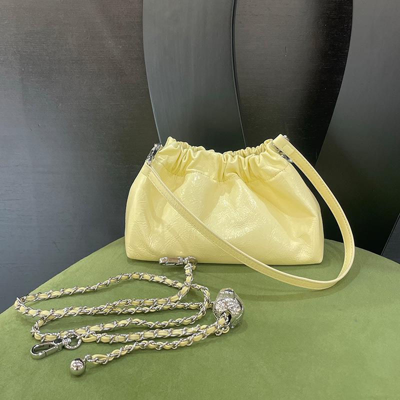 

Женская сумка-облако на цепочке из натуральной кожи с золотым акцентом - Стильная модная на плечо через плечо