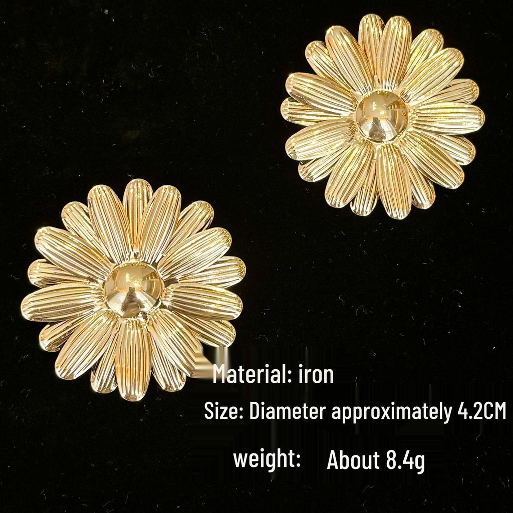 Retro Daisy Earrings: High-End Fashion Exaggerated Studs