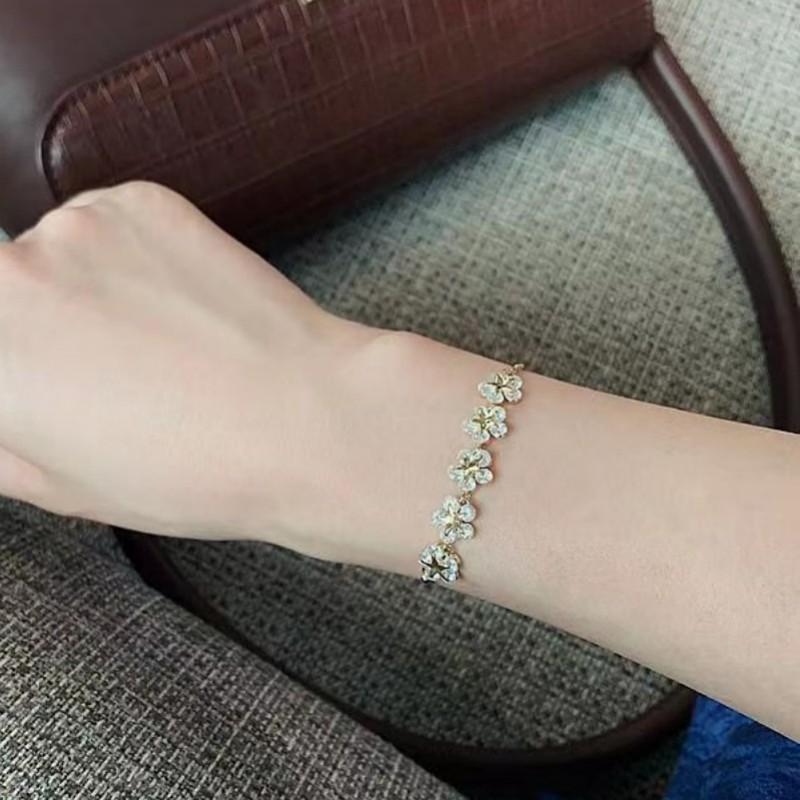 Fashion Bracelet Zircon Flower For Women Minimalist Bracelet New Luxury Crystal Pendant Round Butterfly Shiny Cute Jewelry Bangl