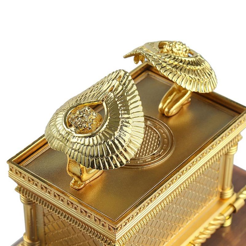 Die Replik der Bundeslade-Statue vergoldet mit Inhalt der Arche Aaron Rod