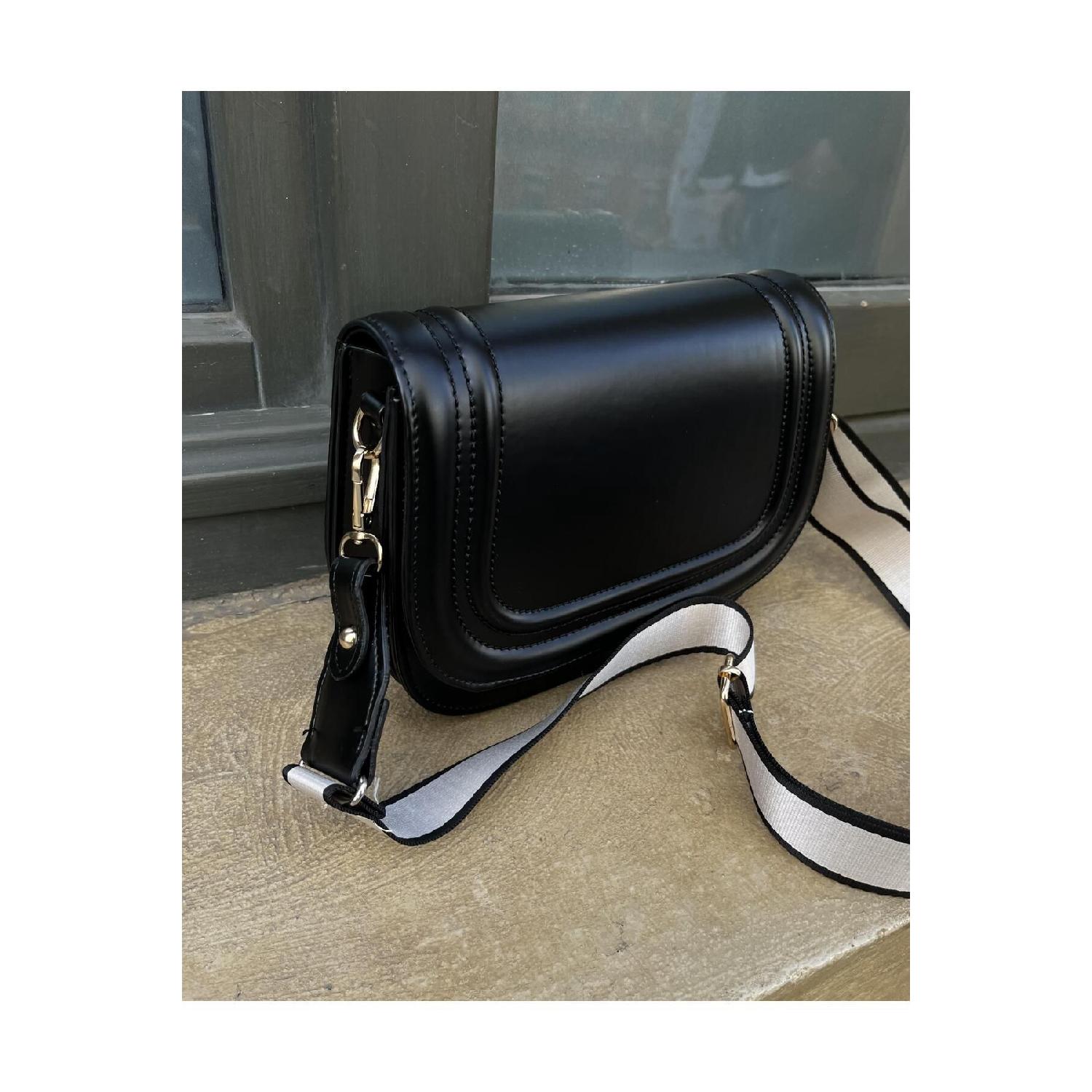 

Лакована шкіряна сумка з полотняним ремінцем чорного кольору чорний