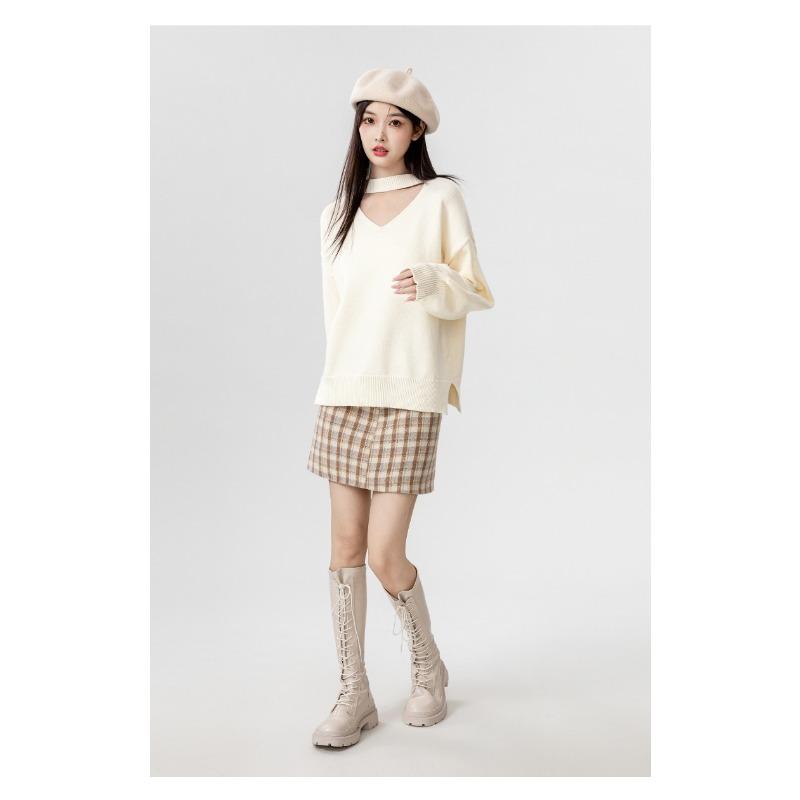 New Autumn and Winter Black V-neck Sweater for Women in Spring and Autumn with Long-sleeved Bottoming Shirt and Halterneck Knitted Top
