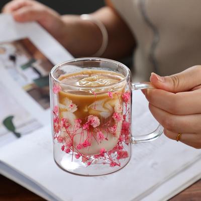 Skleněný hrnek na kávu s dvojitou stěnou a uchem Barevný design okvětních lístků Pohárek Kreativní izolovaný hrnek pro horké i studené nápoje Cappuccino Latte Espresso