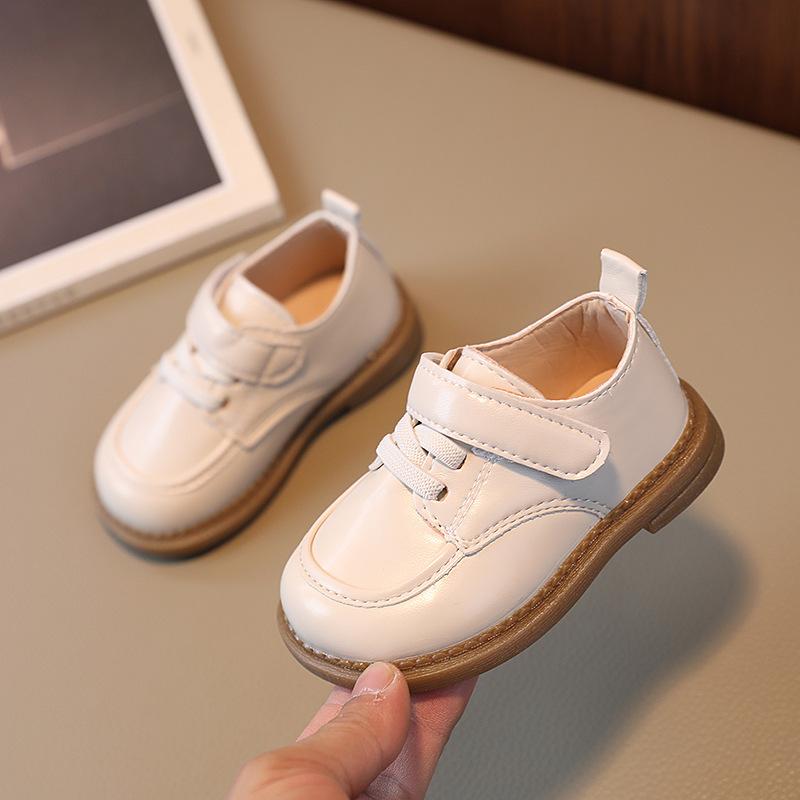 Scarpe eleganti da bambino in vernice nera con velcro