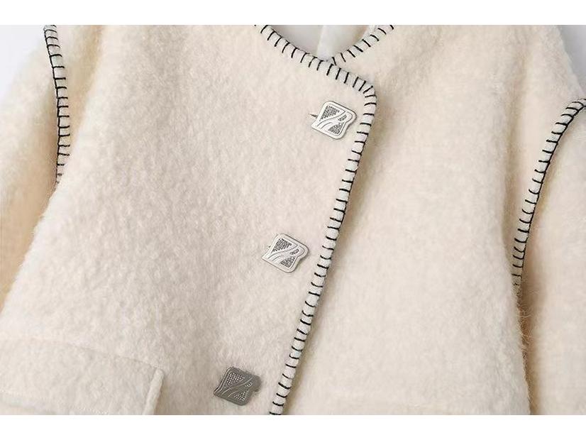 Rui Jian Ai Wei Women's Autumn Collection: Beige Gentle Style with Decorative Trim