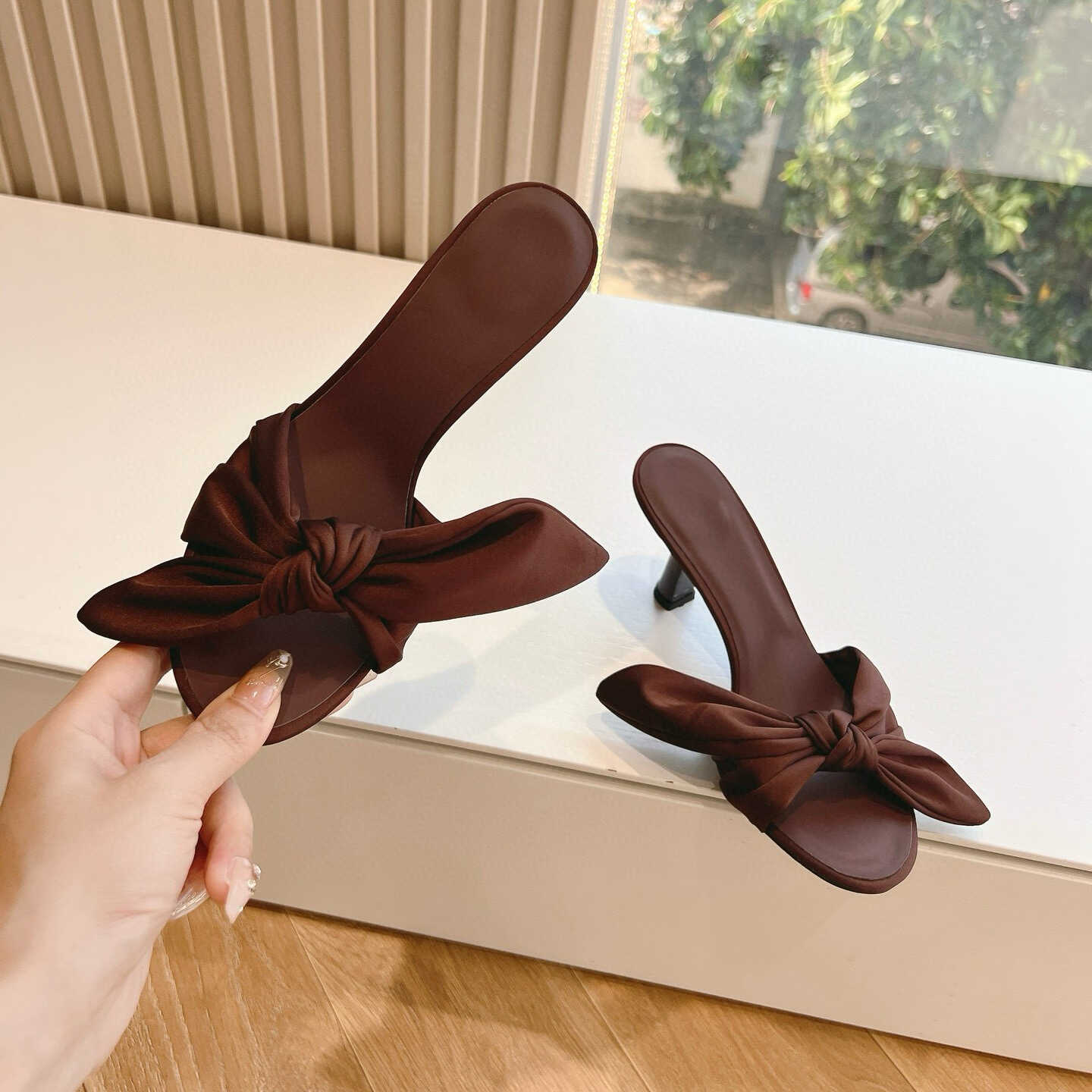 

Fashion 2025 New Style Bow Leather High-Heeled Sandals For Women Fine-Heeled Matte Bow Satin Casual Flip-Flops For Women 40 коричневый