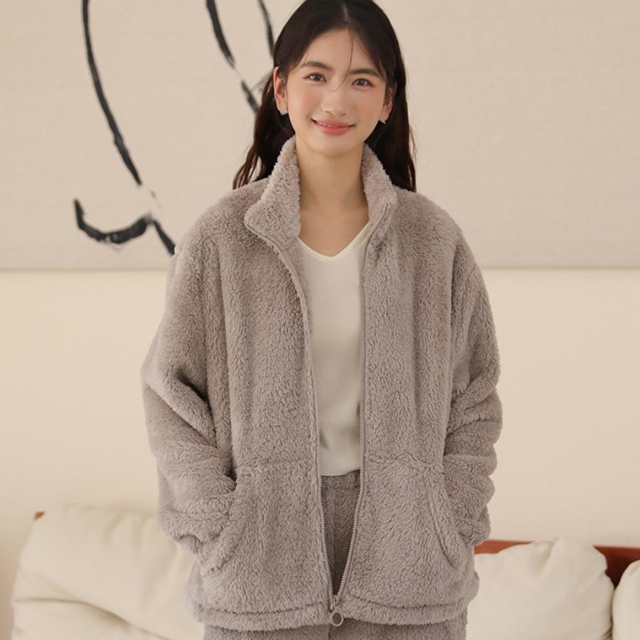 Pár modelů podzimního a zimního společenského oblečení, kardigan na zip lze nosit i mimo pyžamo, oboustranně polstrované teplé společenské oblečení