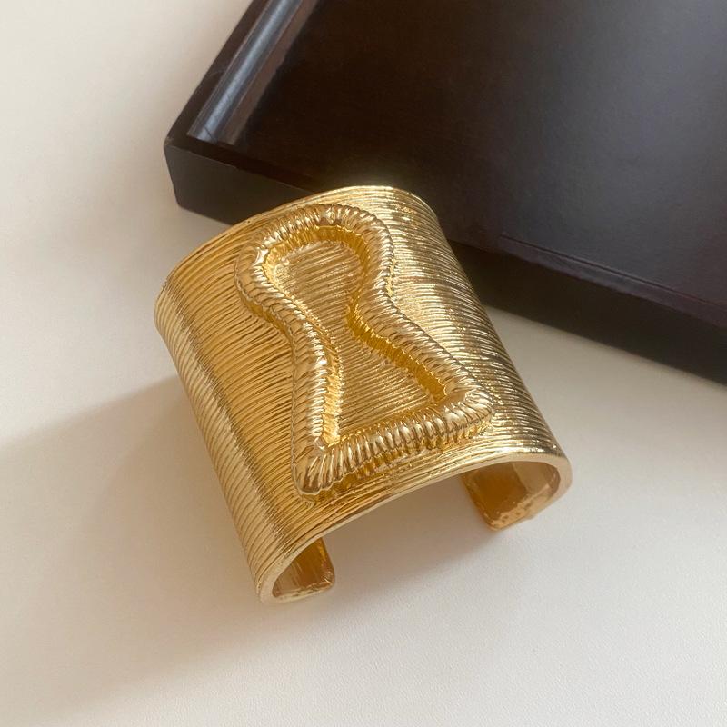High-End Retro Hourglass Bangle: Luxury Texture Women's Statement Jewelry