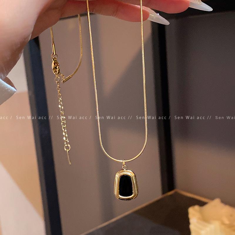 

French retro geometric pendant necklace women s light luxury temperament high-end titanium steel clavicle chain with jewelry